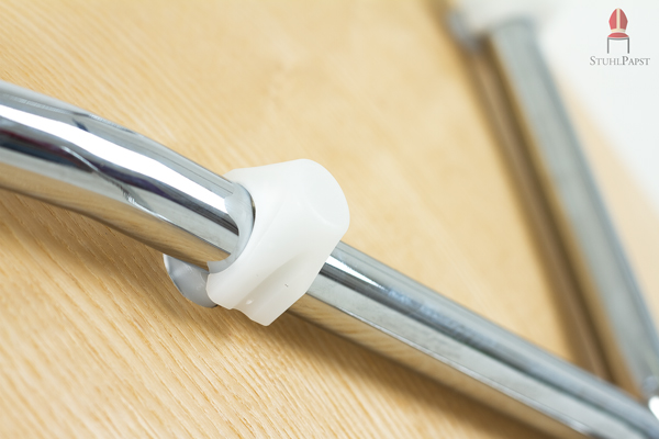 Holzschale und Metallgestell harmonieren optisch sehr gut