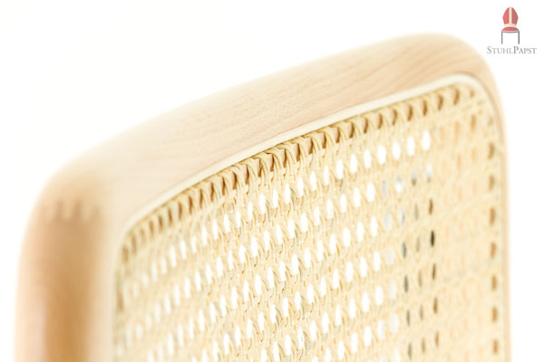 Das Stuhlmodell Vie.nna verfügt über eine Buchenholzumrandung der Rückenlehne