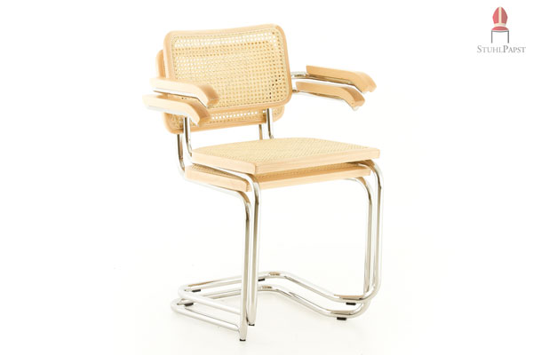 Gestapelt können Sie das Stuhlmodell platzsparend aufbewahren