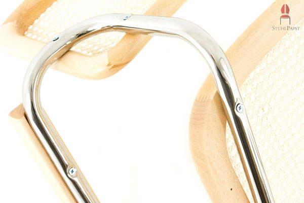 Rückenlehne, Sitzfläche und Armlehnen sind fest mit dem Gestell verbunden