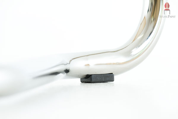 Das Stuhlmodell steht mit vier Kunststoffgleitern auf