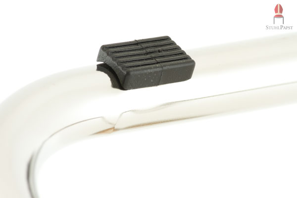 Die Kunststoffgleiter verhindern Kratzspuren am Gestell und auf dem Boden