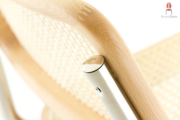 Die Rückenlehne ist fest mit dem Gestell verschraubt