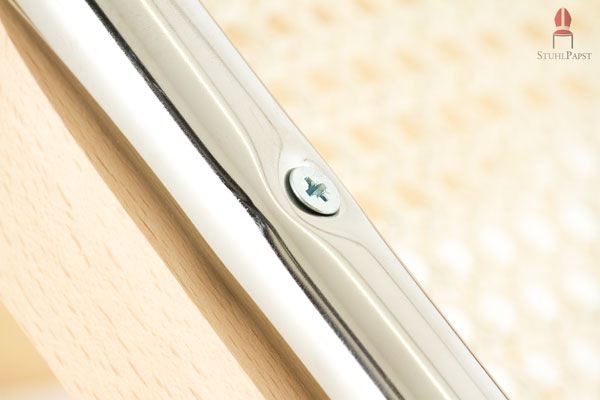 Die Sitzfläche ist fest mit dem Rahmen verschraubt