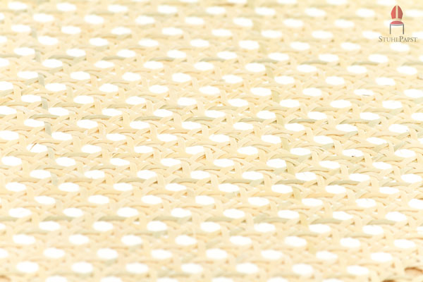 Die Sitzfläche und Rückenlehne bestehen aus gespanntem Netzstoff