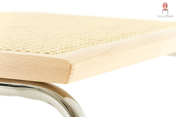 Optisch besticht das Modell durch den Kontrast aus verchromtem Metall und Buchenholzelementen