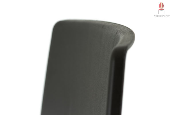 Die gebogene Rückenlehne ist perfekt für ihre Rückenform