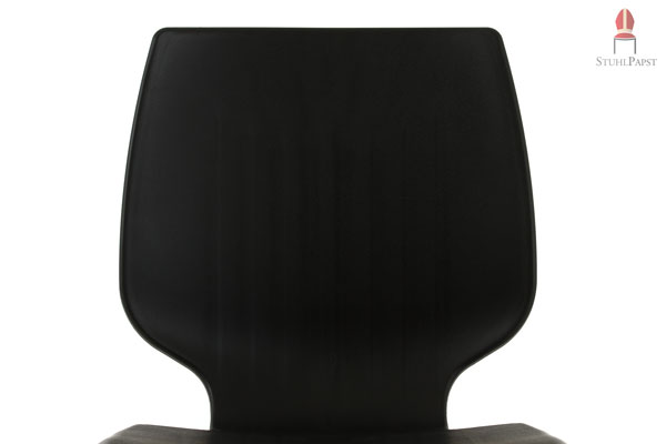 Die Verbindung von Rückenlehne und Sitzfläche funktioniert als Federung für angenehmes Zurücklehnen