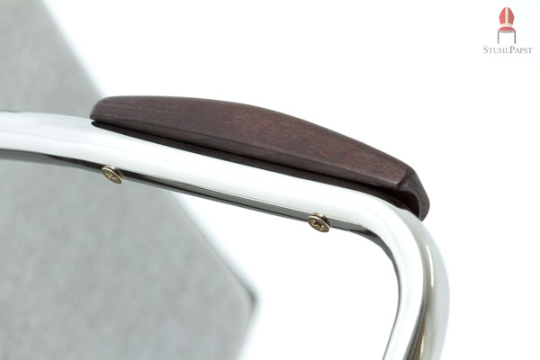 Die Armlehnenelemente werden fest mit dem Rahmen verschraubt