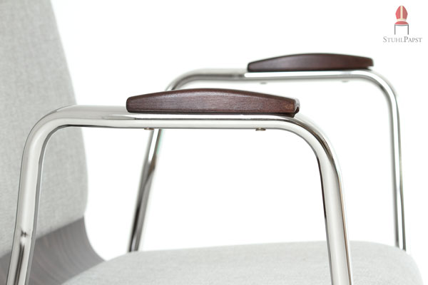 Die Form der Armlehnen verspricht ein besonders angenehmes Gefühl