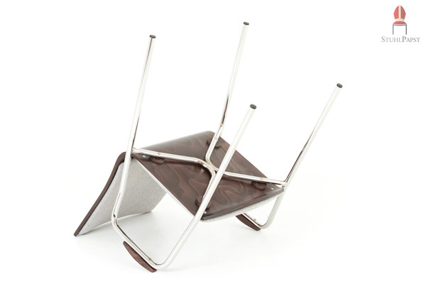 Die Füße des Stuhlmodells sind mit effektiven Kunststoffgleitern ausgestattet