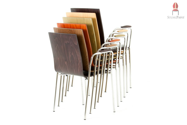 Die gestapelten Stühle lassen sich schnell transportieren und auf engstem Platz verstauen