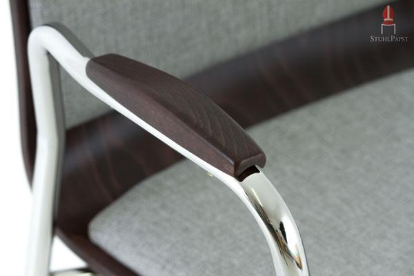 Die Holzelemente auf dem Gestell dienen als komfortable Armlehnen