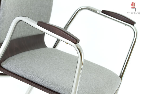 Die Holzelemente und das Gestell bilden einen geschmackvollen Kontrast