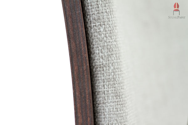 Die Kanten des Holzes bestechen durch eine ansprechende Schichtholzoptik