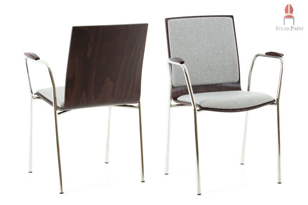 Die Kombination aus Armlehnenstuhl, Holzschalenstuhl und Polsterstuhl zeichnet dieses Stuhlmodell aus