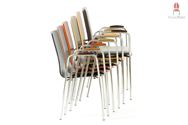 Gestapelt lässt sich das Stuhlmodell auf engstem Raum aufbewahren