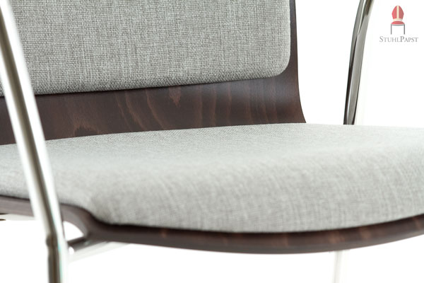 Stoff, Holz und hochglanzverchromter Stahl ergeben ein elegantes und spannendes Gesamtbild