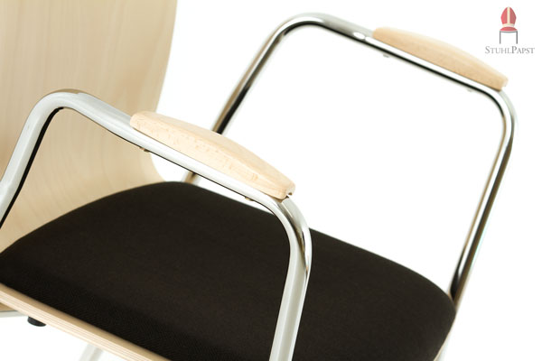 Armlehnen und Holzschale werden im Design aufeinander abgestimmt