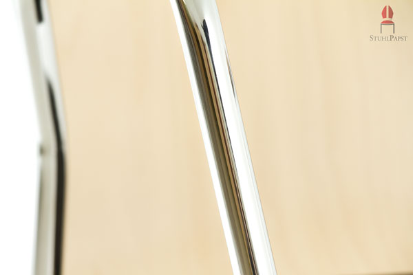 Das Gestell besteht aus stabilem, hochglanzverchromtem Stahlrohr