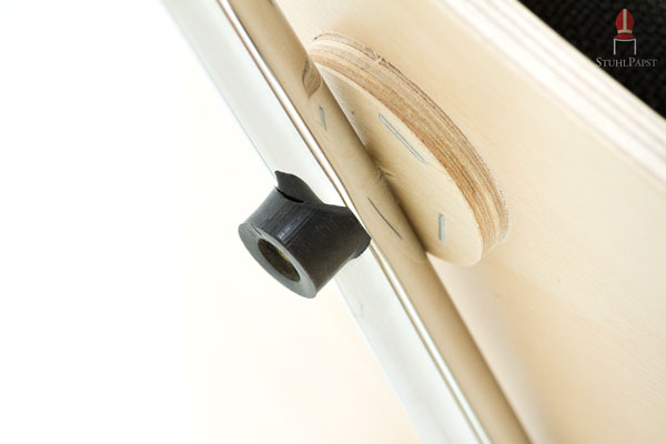 Die Abstandhalter unter der Sitzfläche sorgen für ein schonendes Stapeln