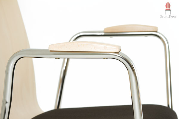 Die Holzarmlehnen werden fest mit dem Gestell verschraubt