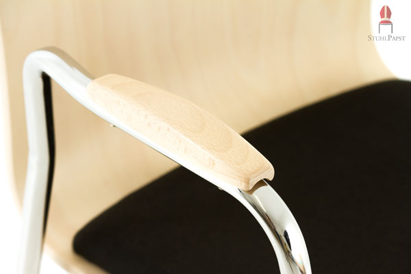 Die Kombination aus hochglanzverchromtem Stahl, Echtholzoptik und einem eleganten Stoff ergibt ein geschmackvolles Gesamtbild