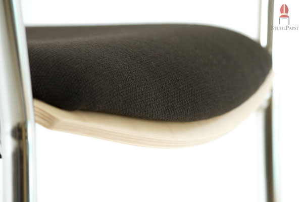 Die Polsterung wird mit einem strapazierfähigen Stoff bezogen