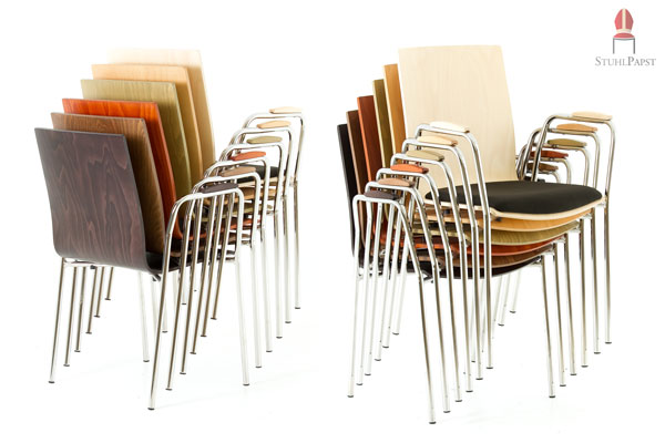 Gestapelt lassen sich die Holzschalenstühle auf engstem Raum aufbewahren