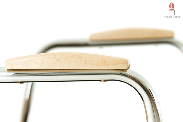 Um ein angenehmes Auflegen der Arme zu ermöglichen, sind die Armlehnen mit Holzelementen versehen