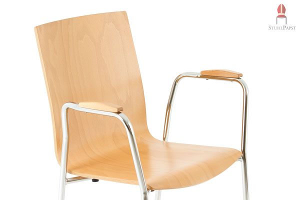 Das hochgezogene Gestell links und Rechts dient gleichzeitig als Armlehne