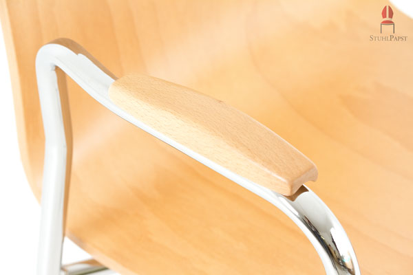 Die Armlehnen sind mit optisch passenden Holzelementen versehen
