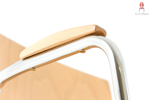 Die Holzelemente an den Armlehnen werden fest verschraubt