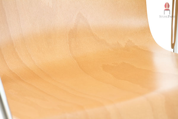 Die Holzschale besteht aus aufwendig geformtem Schichtholz