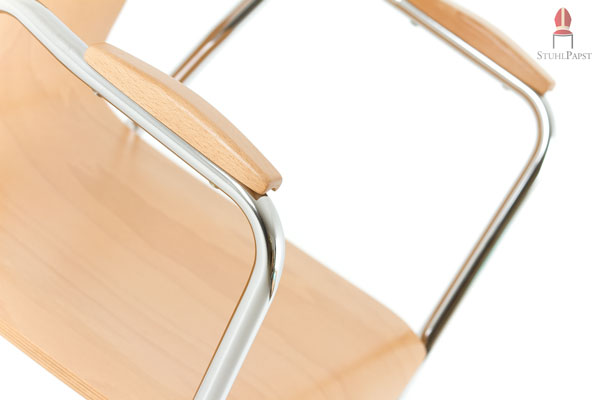 Stahlrohrrahmen und Holzelemente bilden einen angenehmen Kontrast