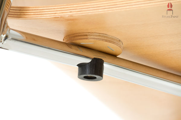 Um die Stühle schonend zu stapeln sind unter den Sitzflächen Abstandshalter angebracht