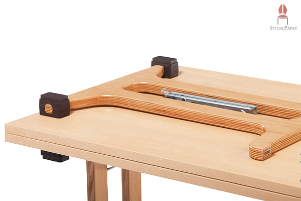 Auch bei diesem Klappmechanismus bilden die Halterungen der Tischbeine auch die Abstandhalter beim Stapeln