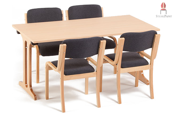 Das helle Holz lässt sich geschmackvoll auch mit dunklen Elementen kombinieren