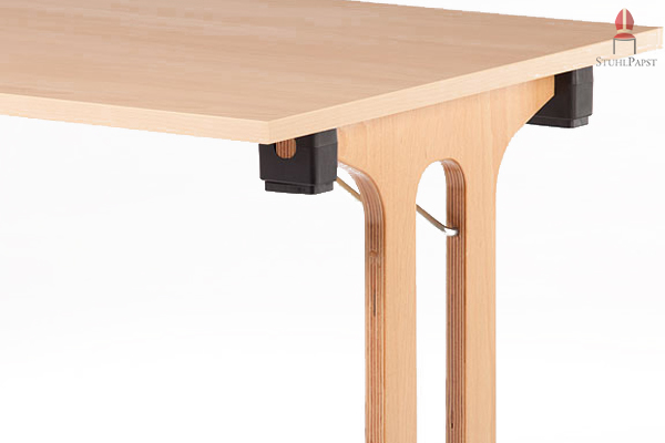 Die Halterung der Tischbeine dient im zugeklappten Zustand als Stapelschutz