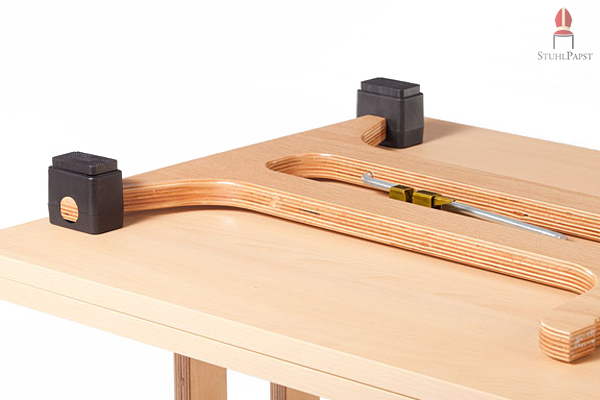 Die Kanten des Tischbeines unterstreichen die Echtholzoptik des Tisches