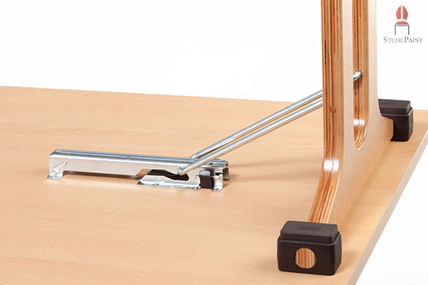 Durch einen leichten Druck lässt sich der Bügel aus der Halterung lösen