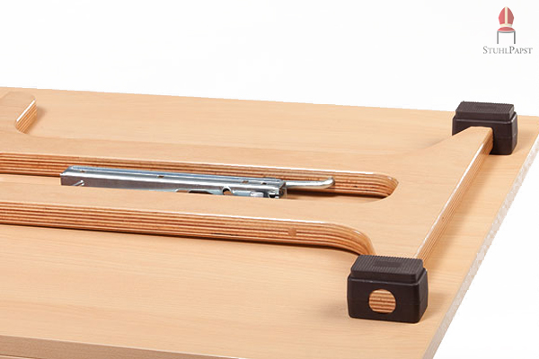 Hier sehen Sie den eleganten Klapptisch Com.fort deLux im zugeklappten Zustand