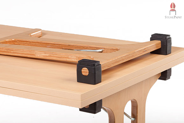Im zugeklappten Zustand bilden die Halterungen der Tischbeine die höchsten Punkte und dienen somit als Abstandhalter beim Stapeln