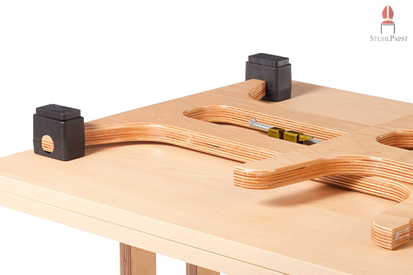 Mit der Schichtholzoptik stechen die Kanten der Tischbeine aus dem Gesamtbild heraus