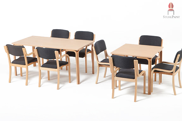 Der quadratische Tisch lässt sich gut mit anderen Tisch- und Stuhlmodellen aus unserem Repertoire verbinden