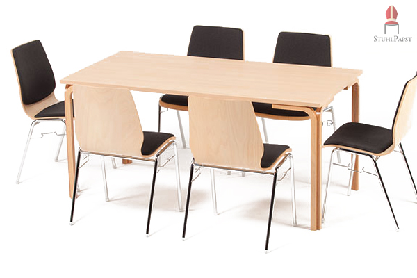 Auch Holzschalenstühle mit dunkler Polsterung bieten eine gute Kombinationsmöglichkeit