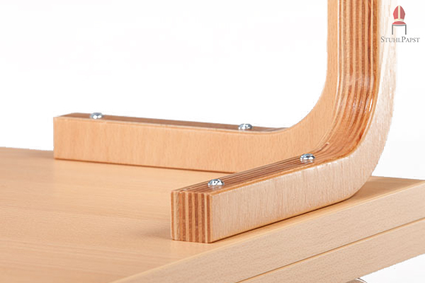 Die gebogenen Holzelemente erhöhen die Stabilität des Tisches