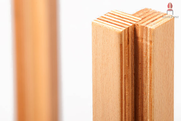 Die verkanteten Tischbeine bilden ein Highlight im Design des rechteckigen Holztisches
