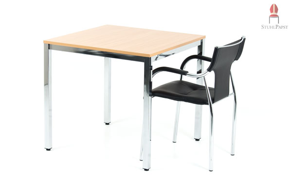 Auch Möbel ohne Holzelemente ergeben eine geschmackvolle Kombination