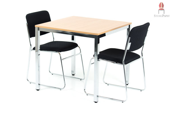 Die schwarzen Stoffmöbel bringen einen angenehmen farblichen Kontrast